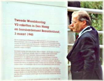 Burgemeester W.J.Deetman is verdiept in de geschiedenis van de V2-raketten. Foto door W.E.J. Tjeenk Willink. Verzameling W.E.J. Tjeenk Willink, Den Haag.