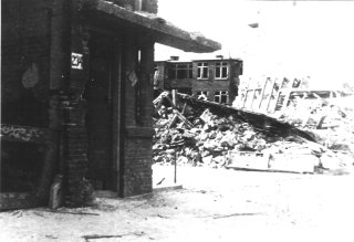 V2-inslag op 23 maart 1945 aan de Westduinweg tegenover het Lindoduin. Hierbij kwamen vier personen om het leven. Verzameling J. van der Ende, Scheveningen